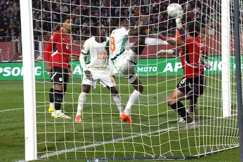 ارتباكات دفاعية للفراعنة..  كوت ديفوار يقلص الفارق أمام مصر في كأس الأمم (فيديو)